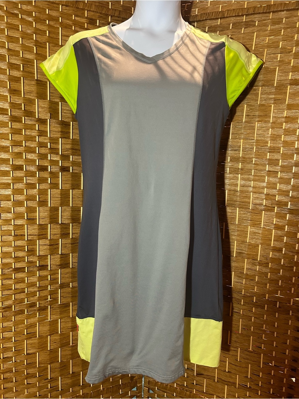Title Nine Regulator UPF Running Tunic Top Gray Neon Colorblock Size L Athletic
